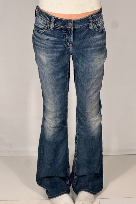 Utsvängda jeans stl: L