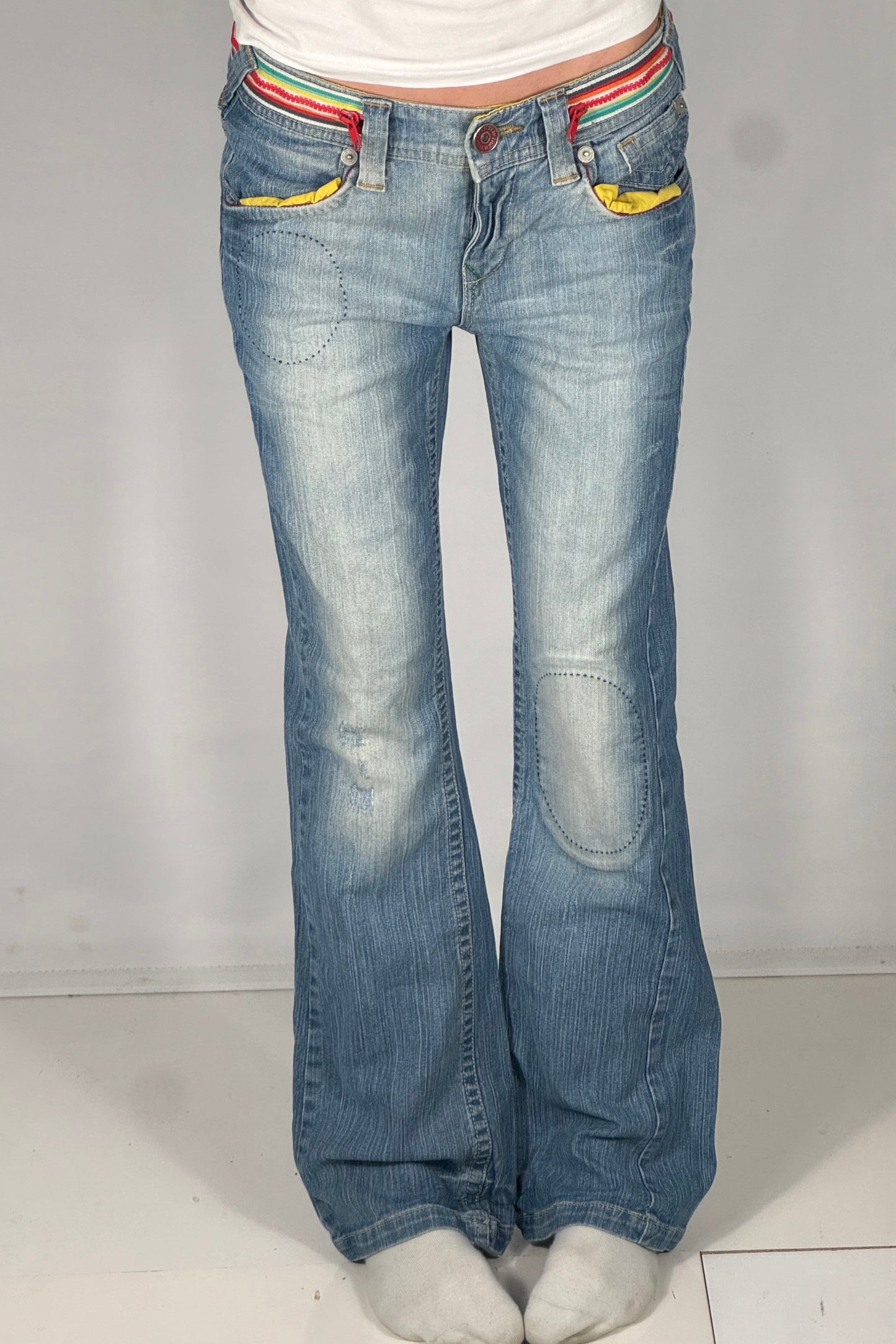 Utsvängda jeans stl: S