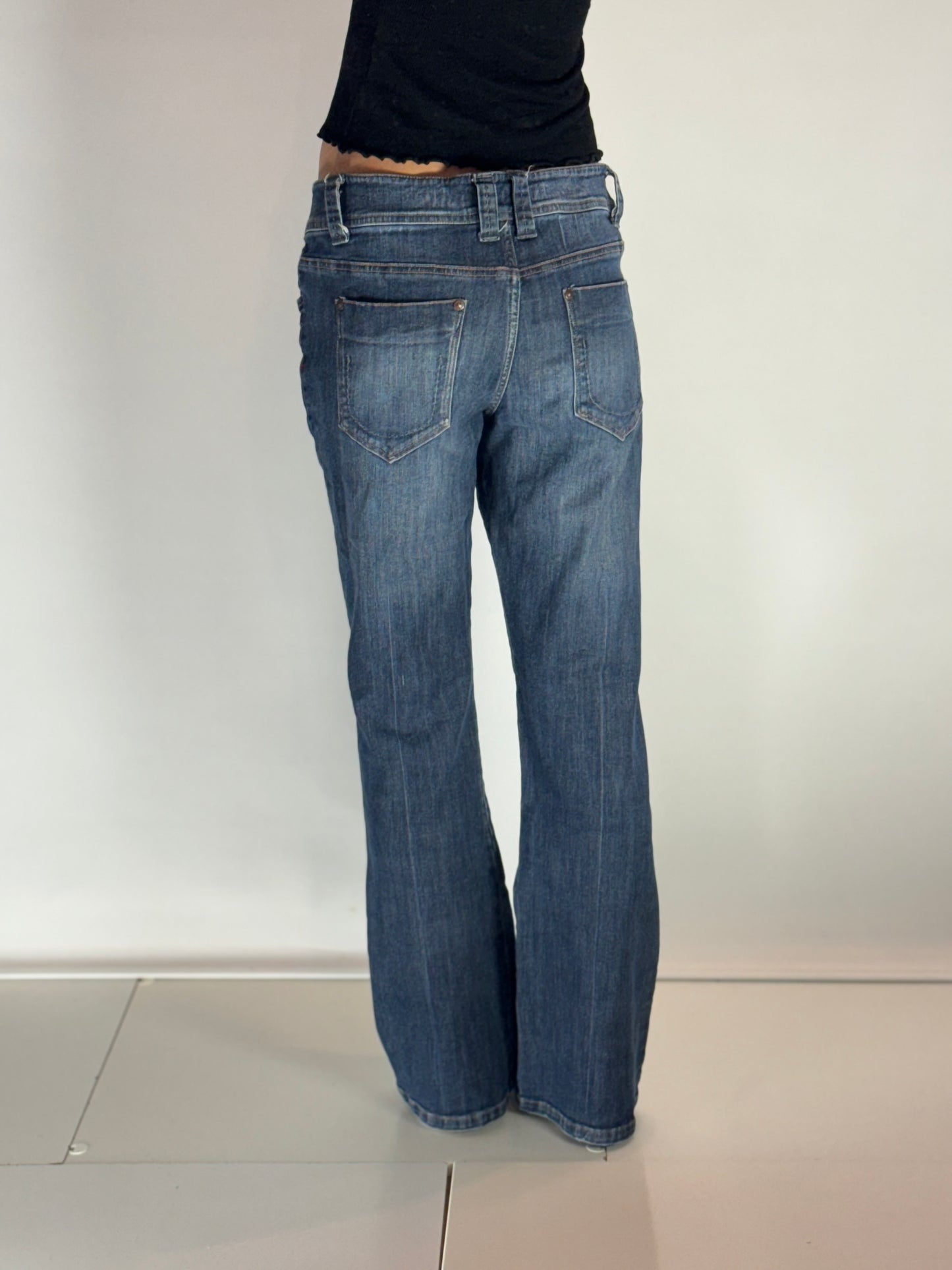 Utsvängda jeans–stl: M