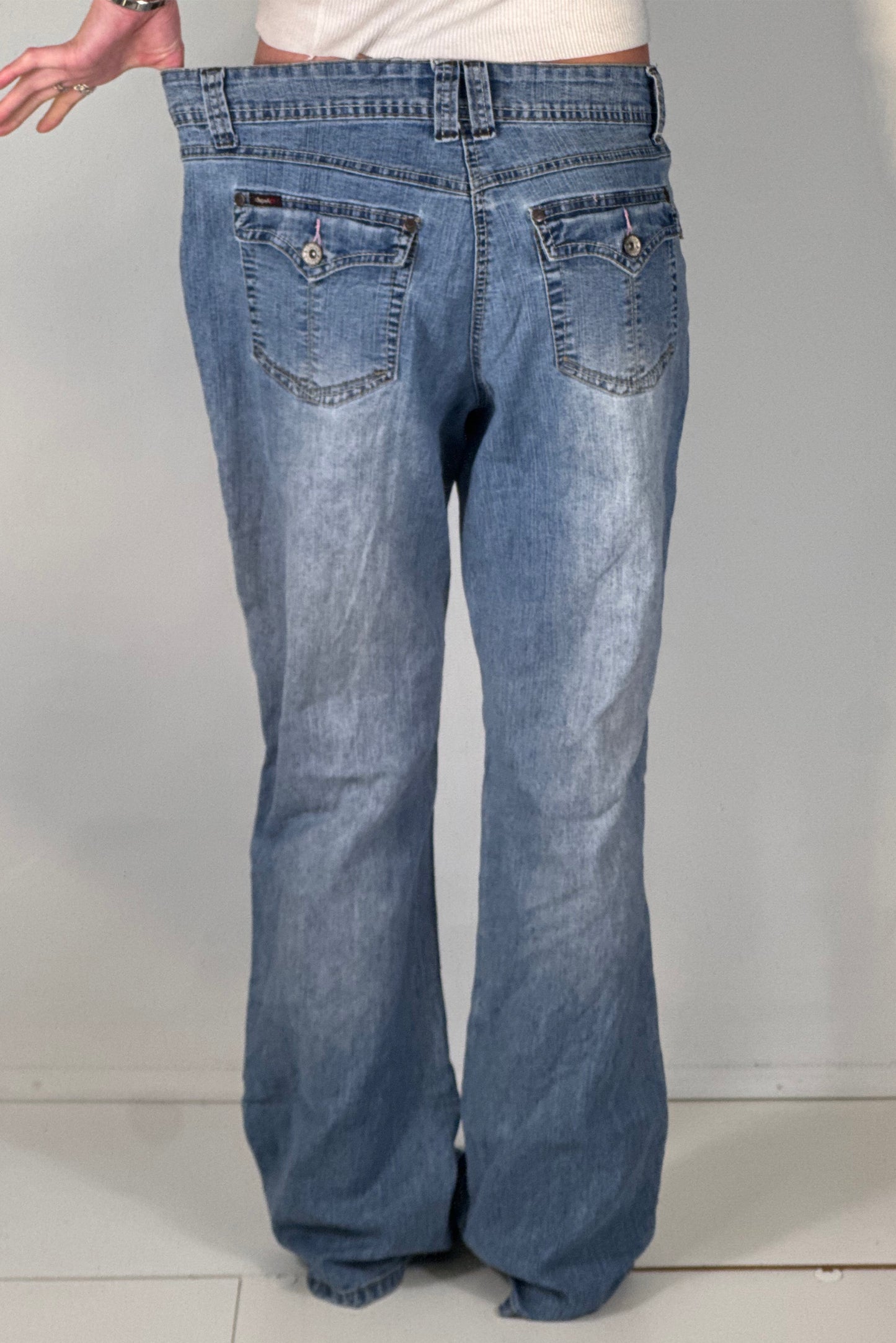 Utsvängda jeans stl: M