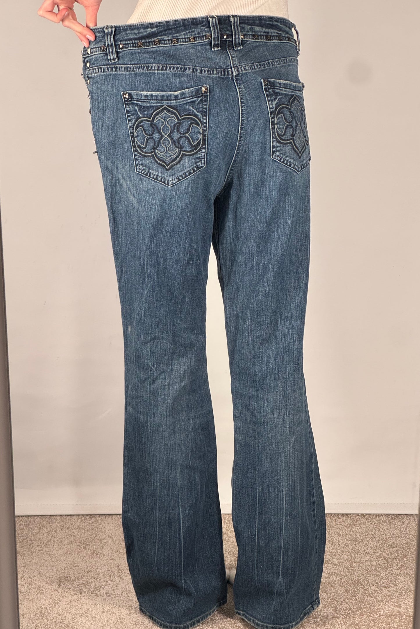 Utsvängda jeans stl: L