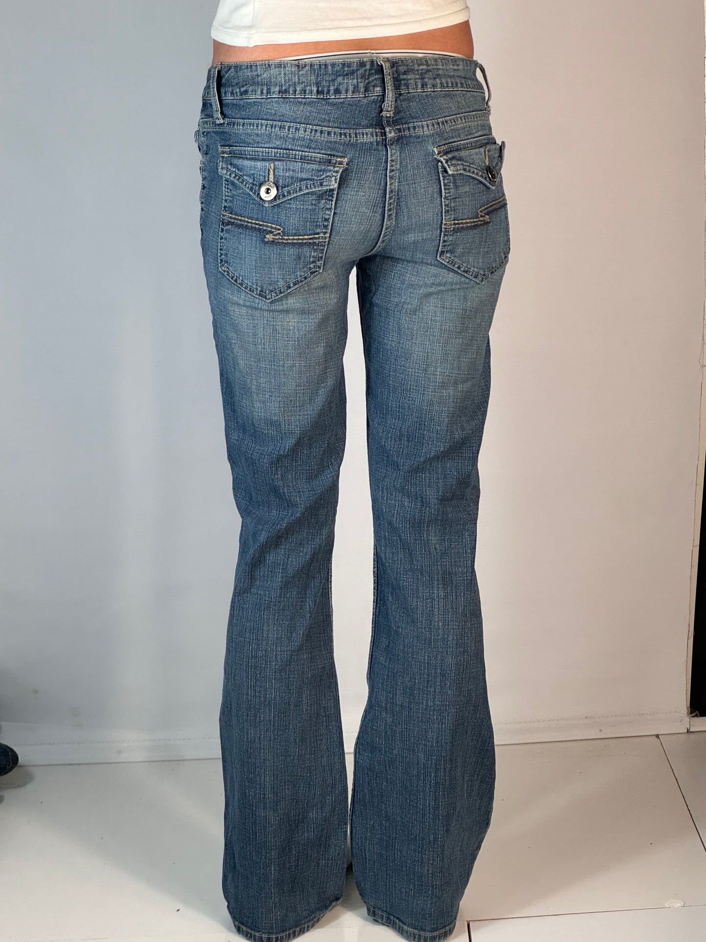 Utsvängda jeans stl: S