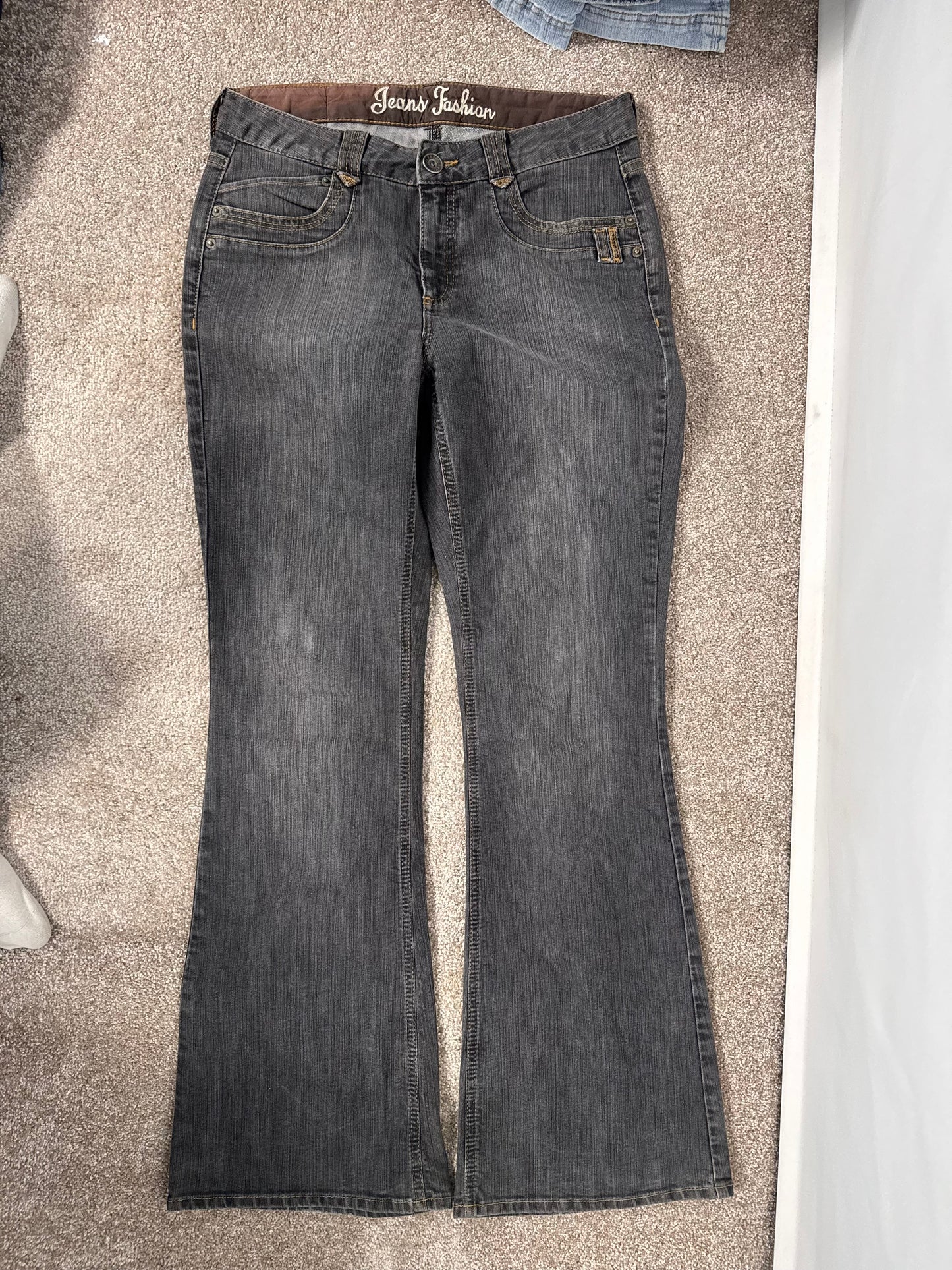 Utsvängda jeans stl: S