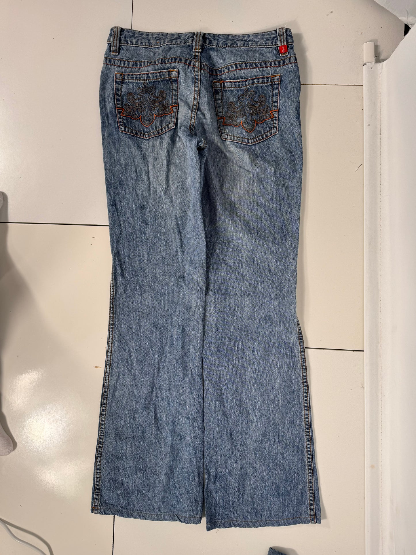 Utsvängda jeans stl: S