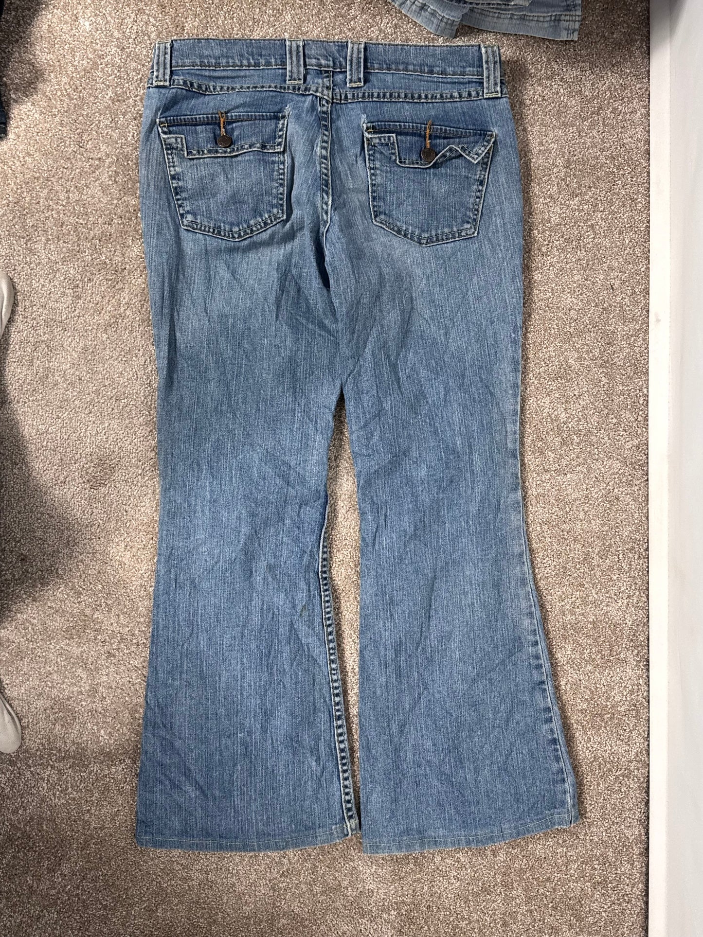 Utsvängda jeans stl: M