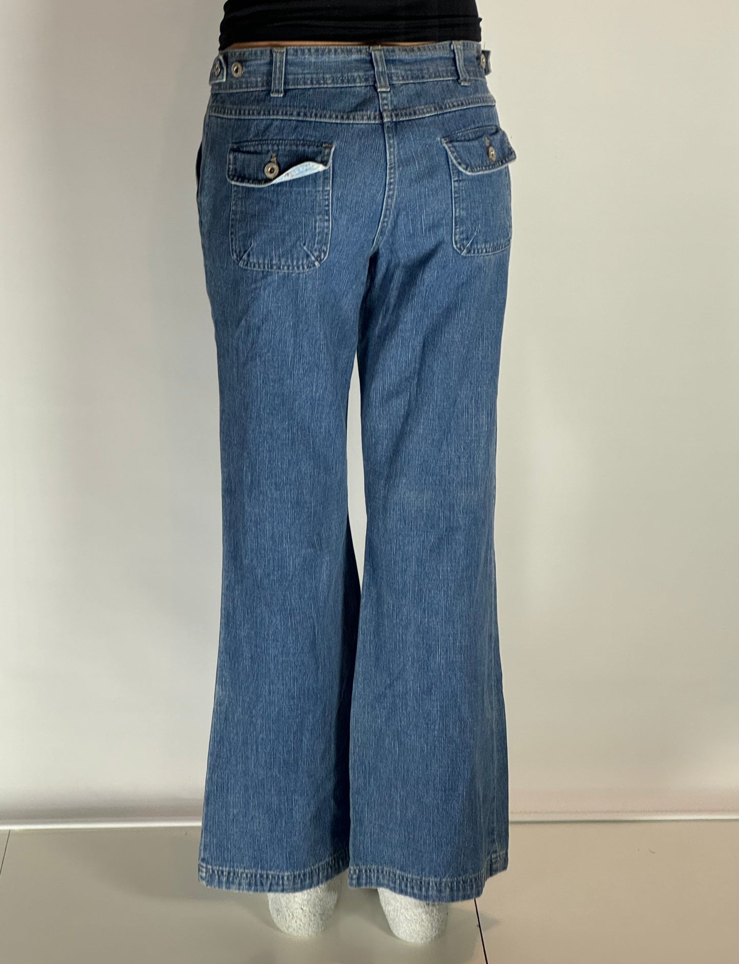 Utsvängda jeans stl: S