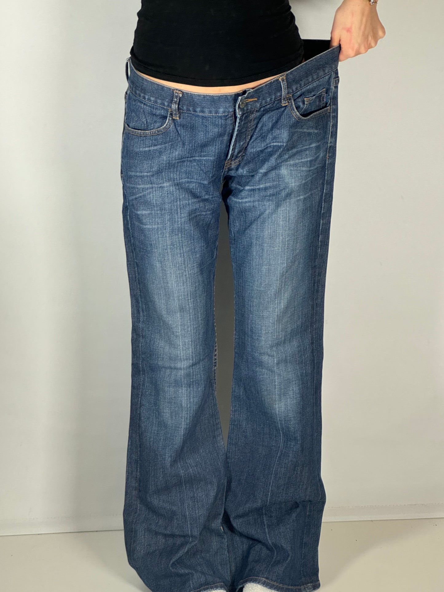Utsvängda jeans stl: L