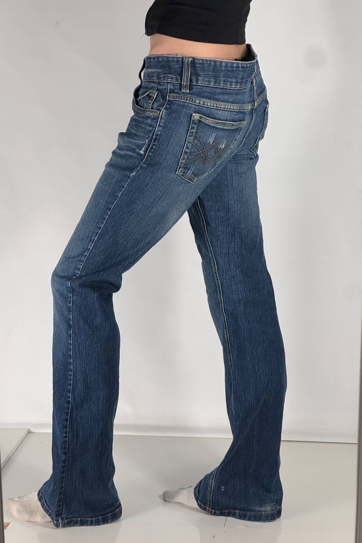 Utsvängda jeans stl: M