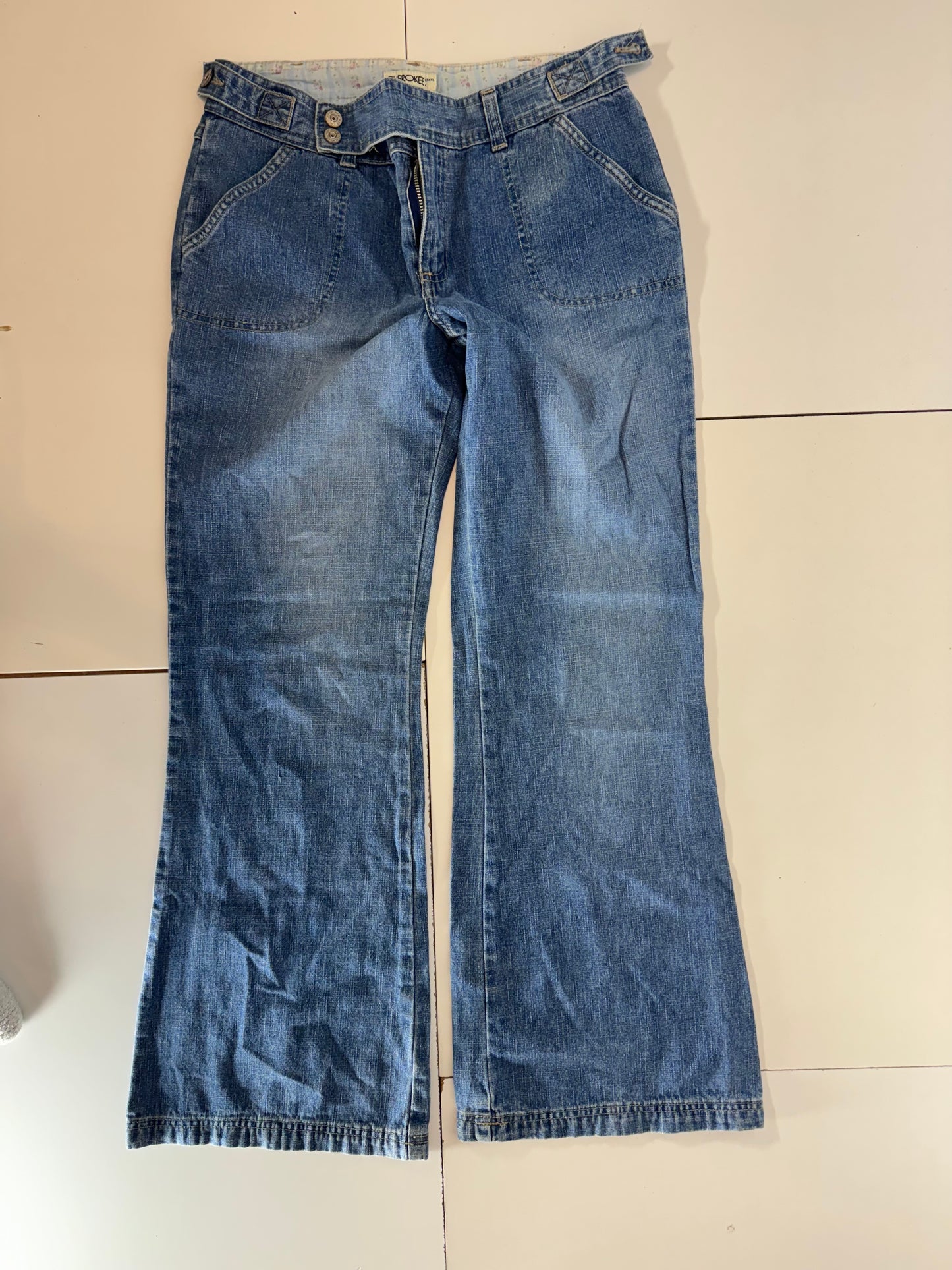 Utsvängda jeans stl: S