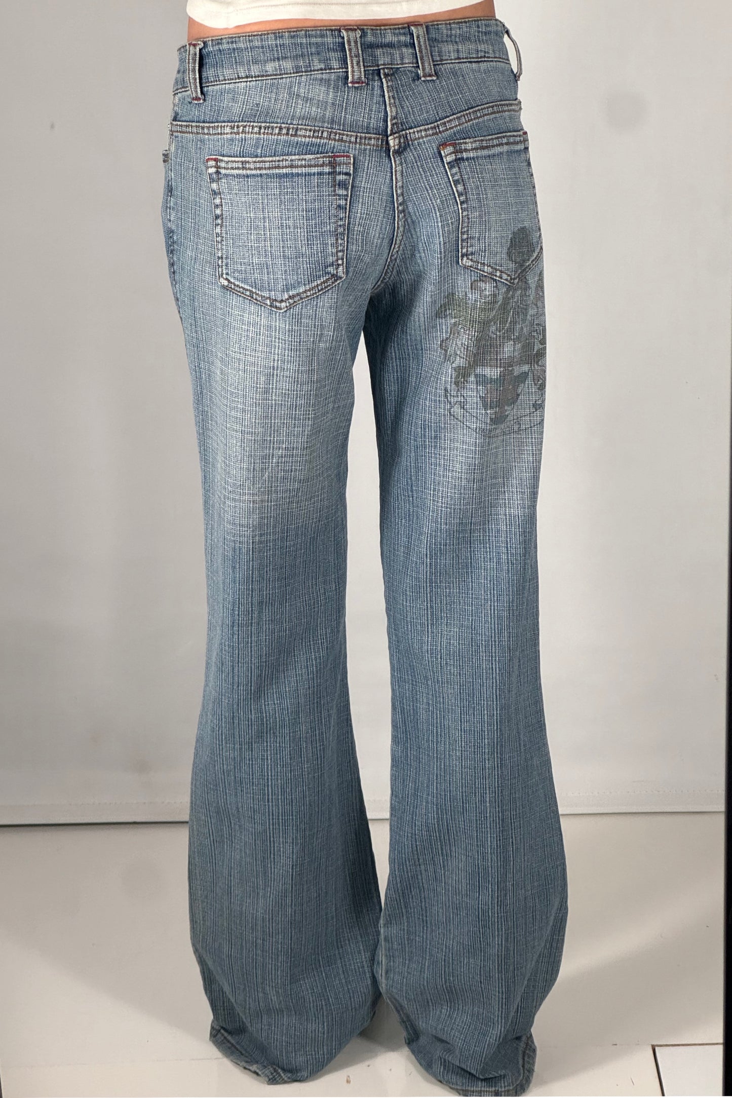 Utsvängda jeans stl: S