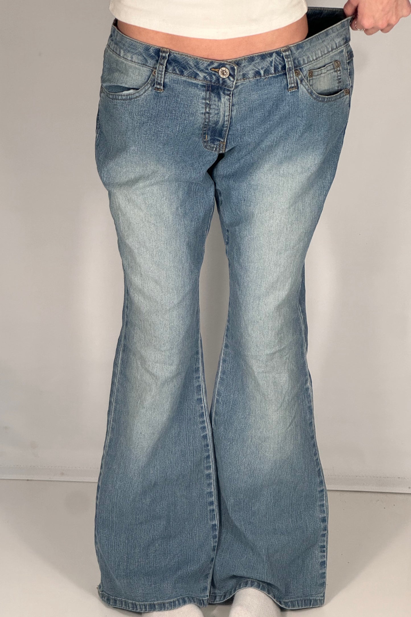 Utsvängda jeans stl: L