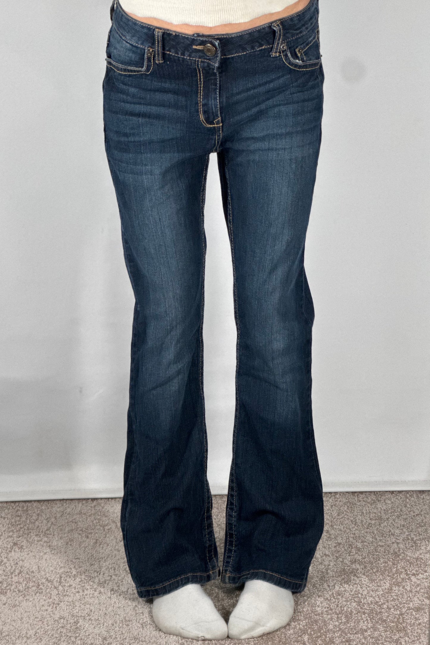 Utsvängda jeans stl: M