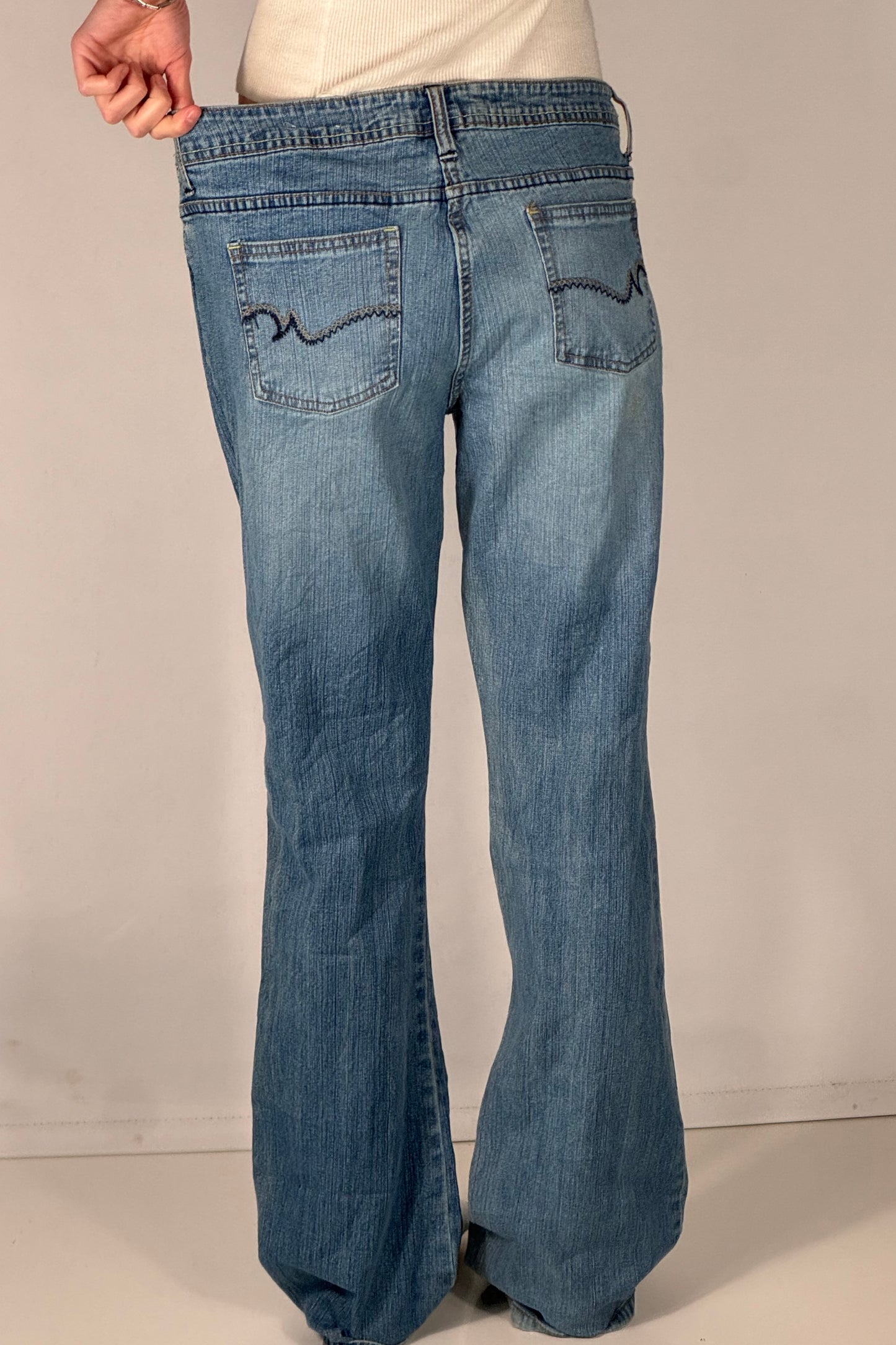 Utsvängda jeans stl: M