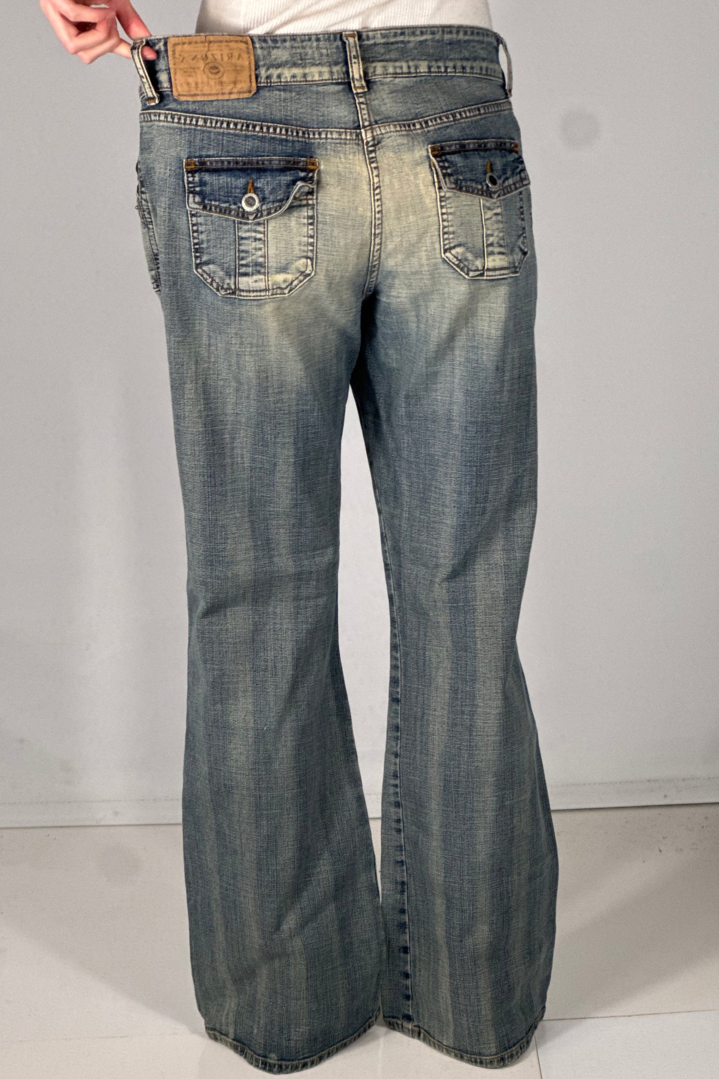 Utsvängda jeans stl: M