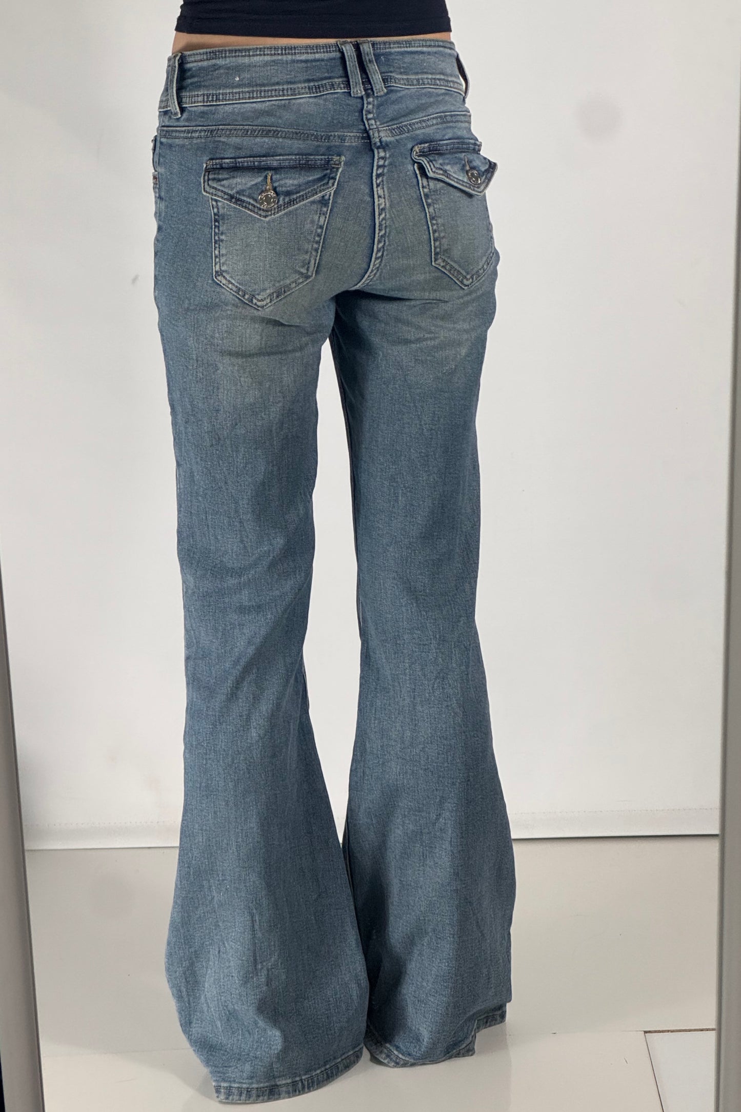 Utsvingte jeans str: S