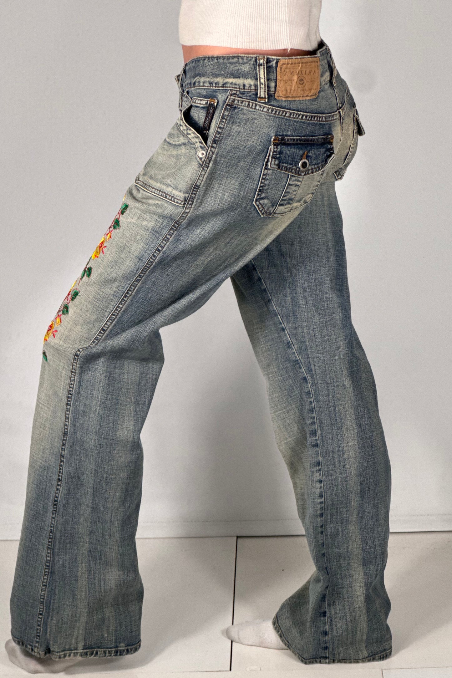 Utsvängda jeans stl: M
