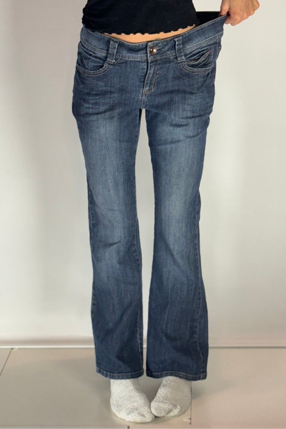 Utsvängda jeans–stl: M