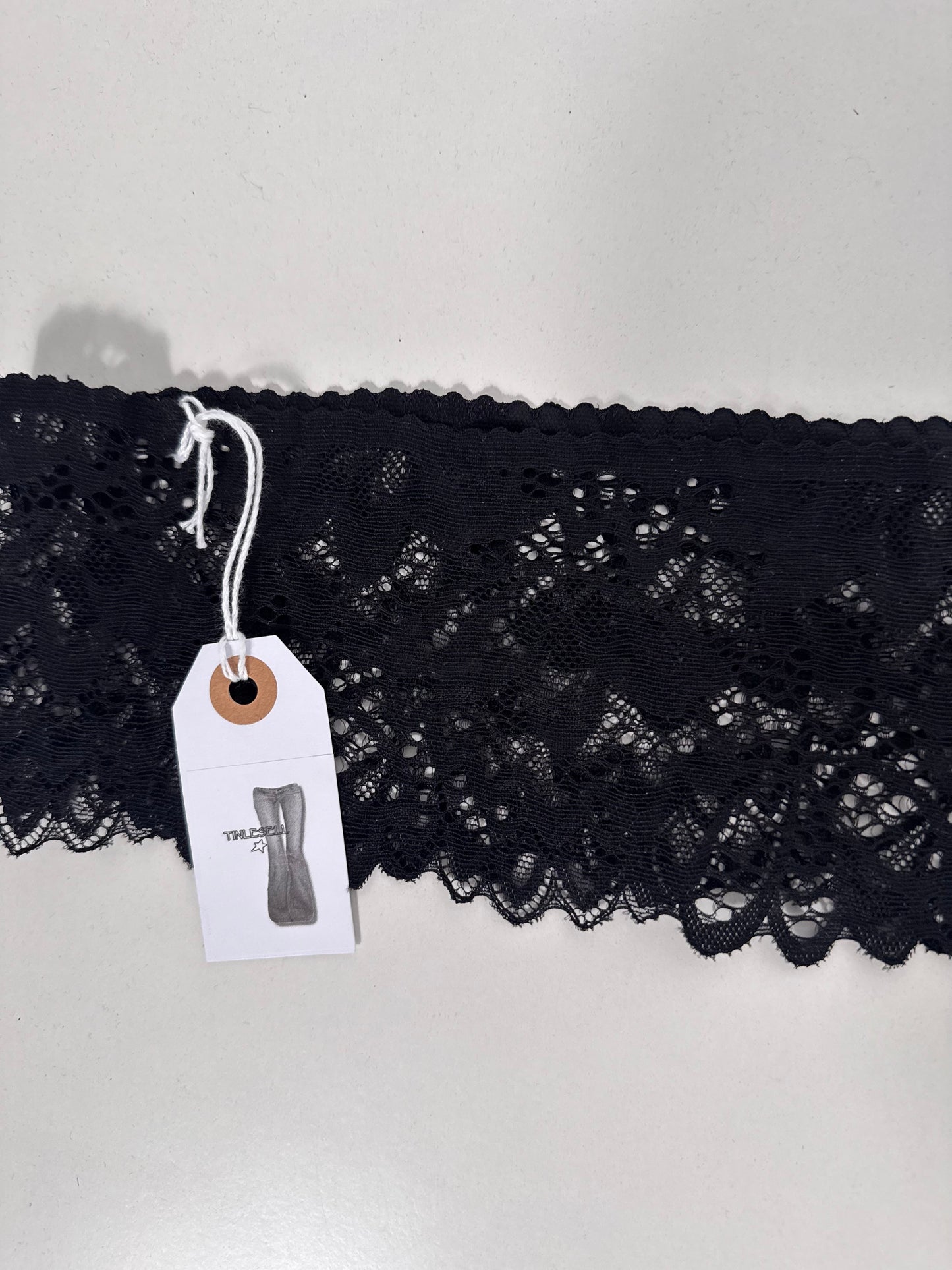 Spetsband över jeans