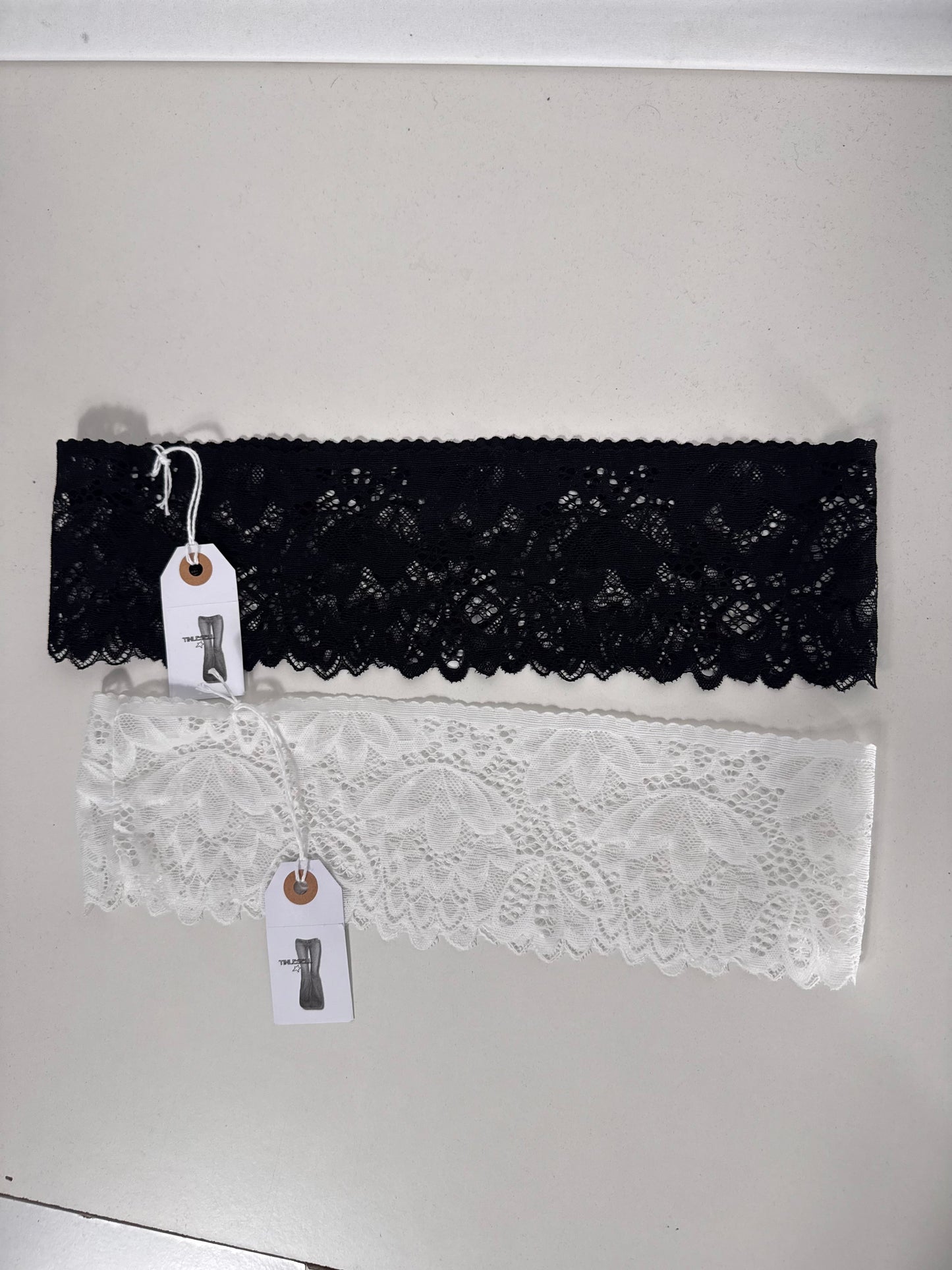 Spetsband över jeans