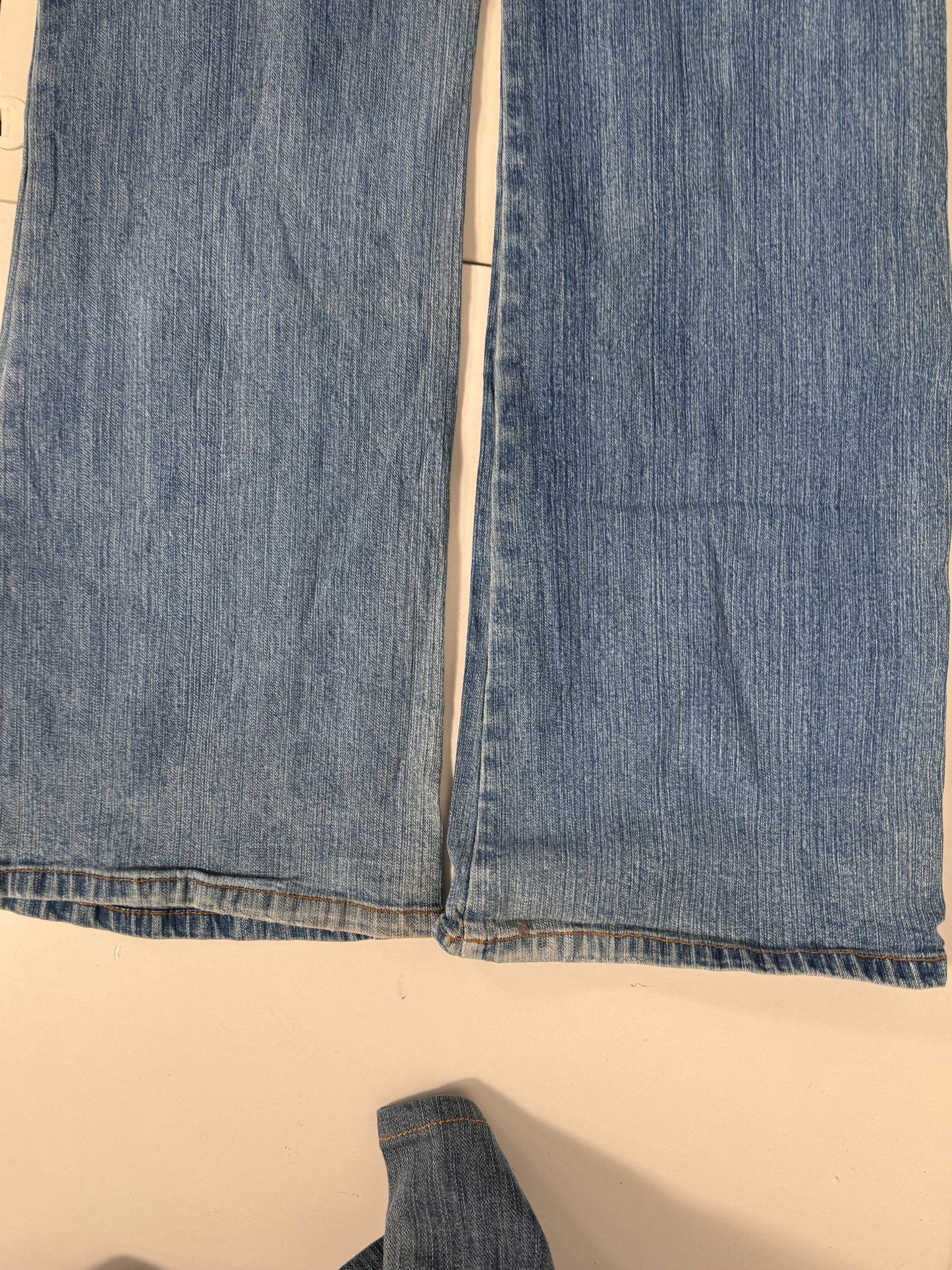 Utsvängda jeans stl: M