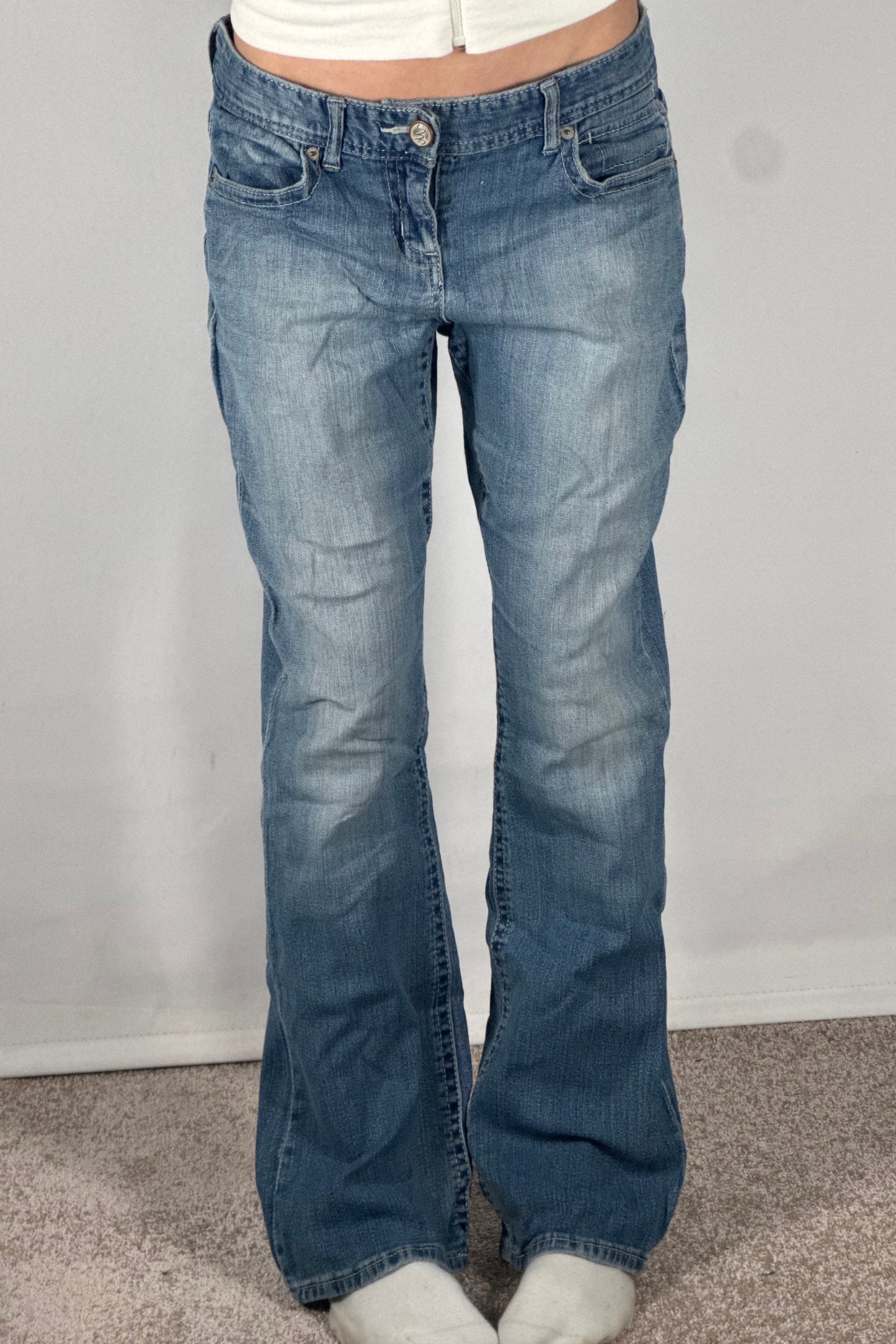 Utsvängda jeans stl: M
