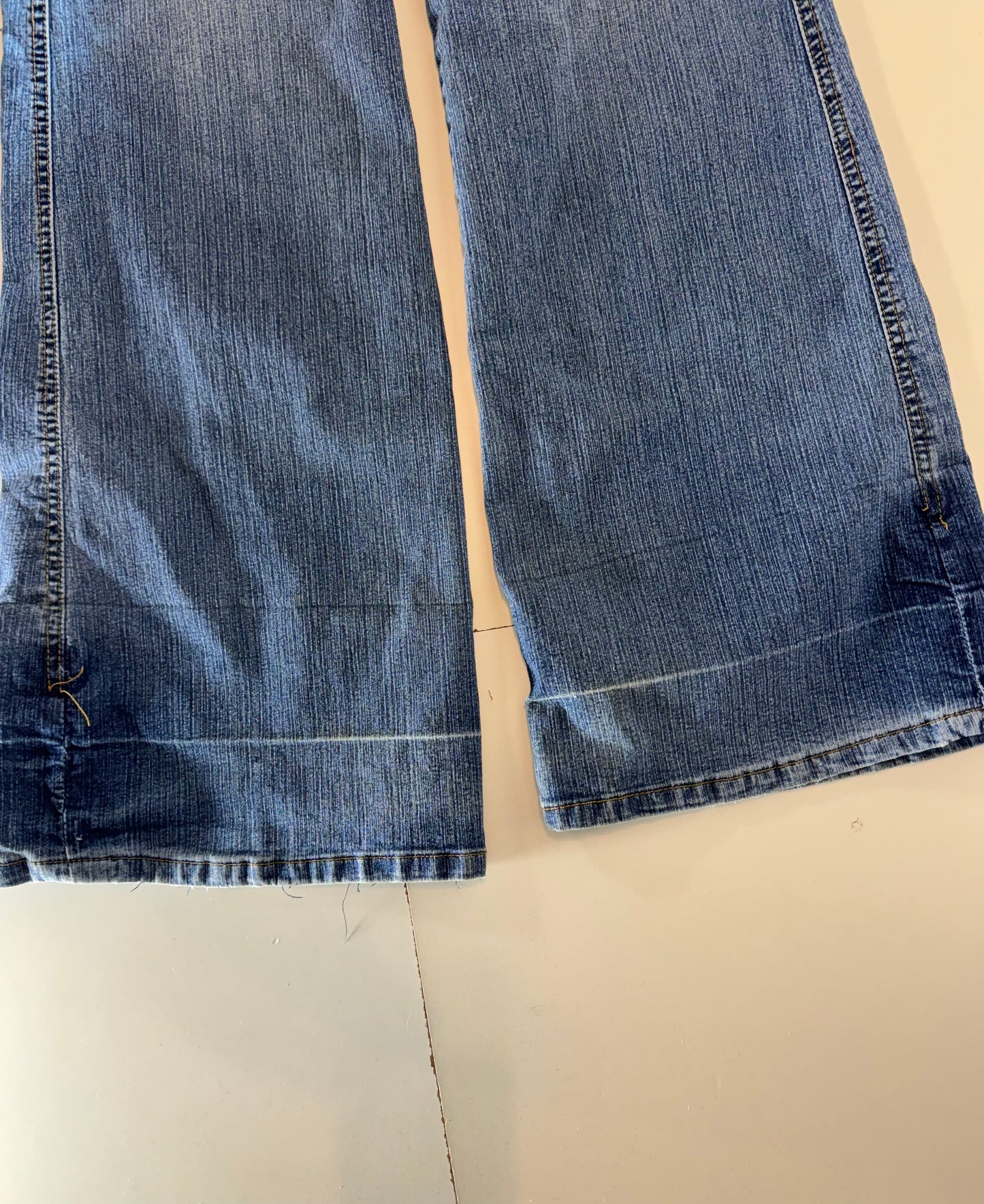Utsvängda jeans stl: M