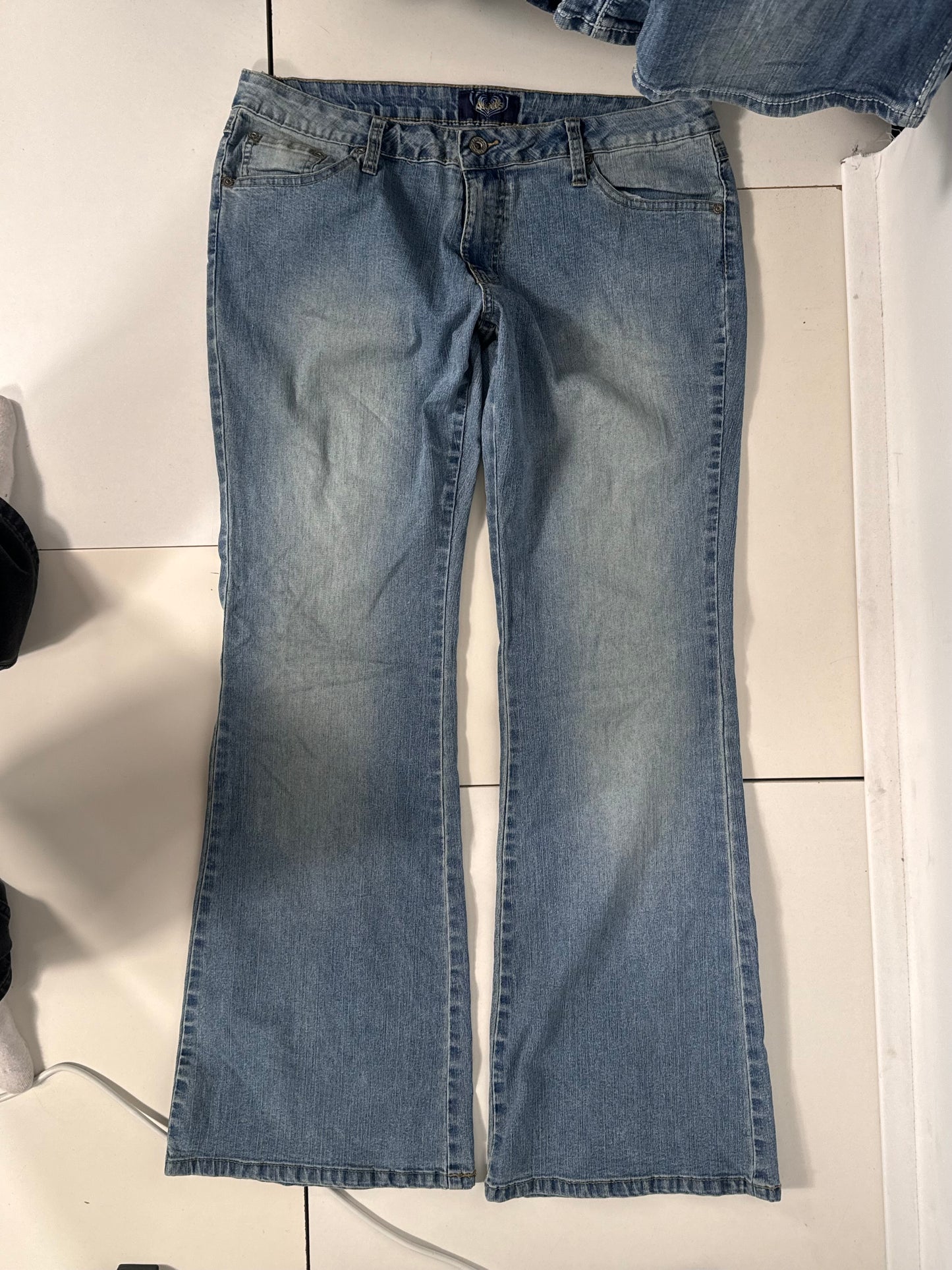Utsvängda jeans stl: L