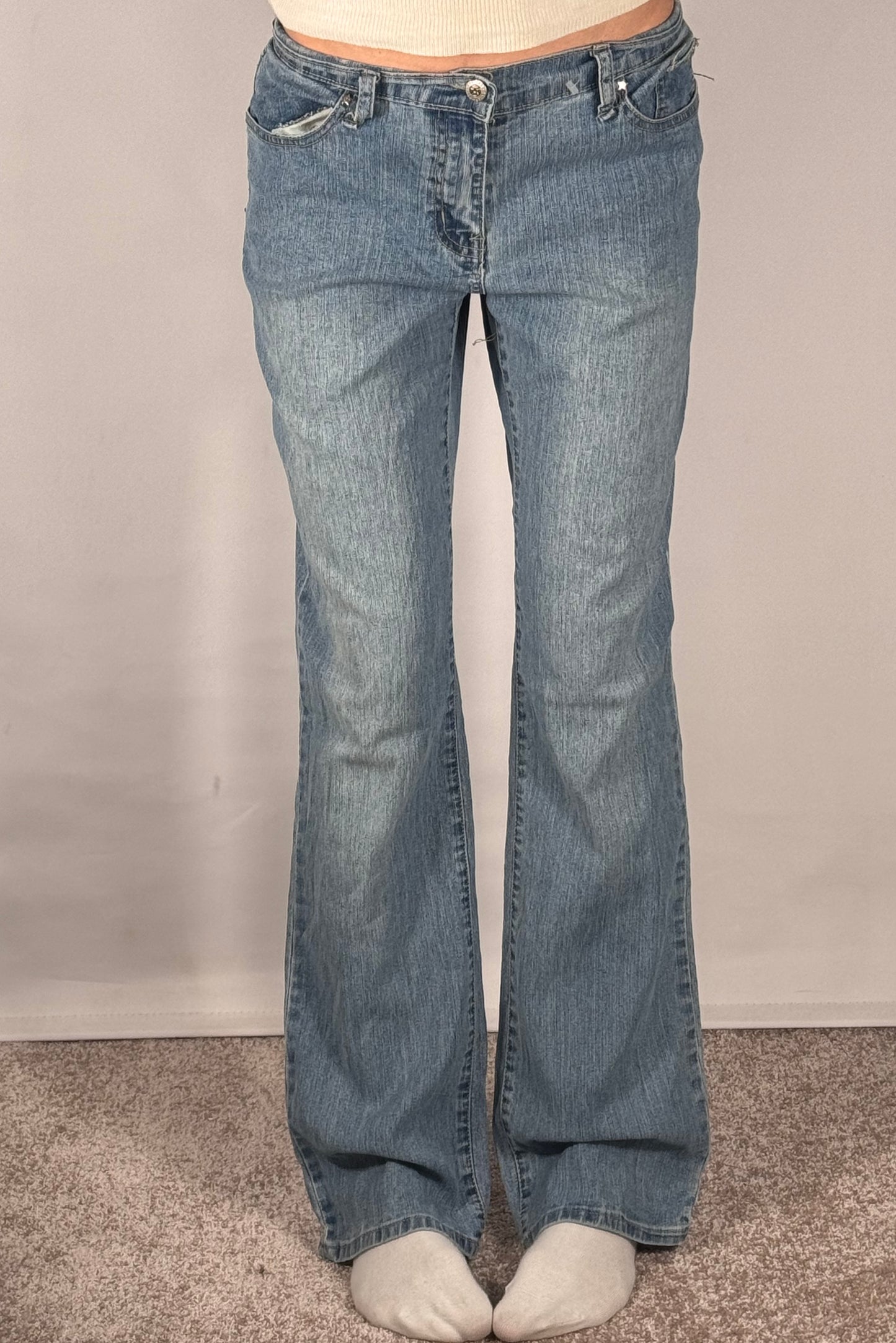 Utsvängda jeans stl: M