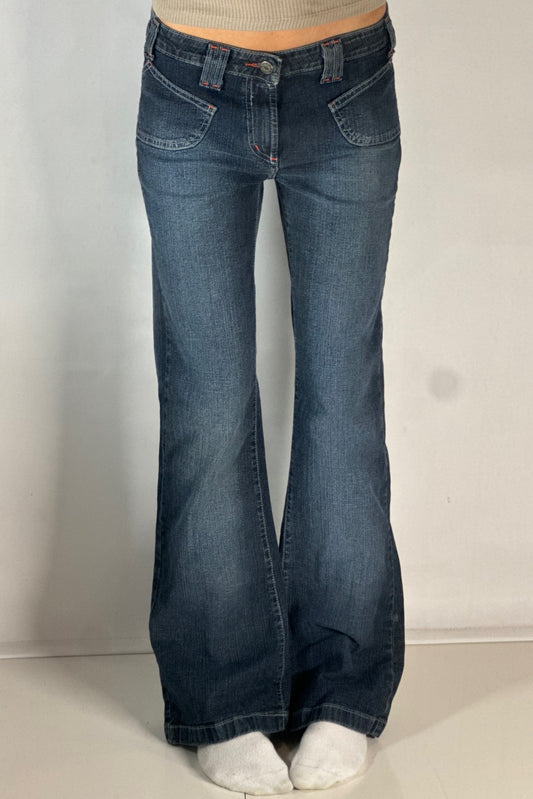 Utsvängda jeans stl: S