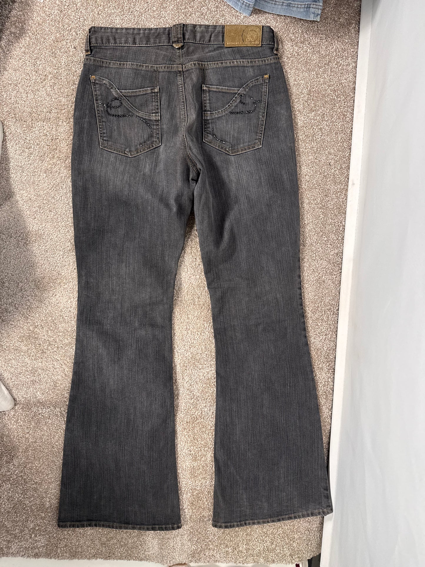 Utsvängda jeans stl: S