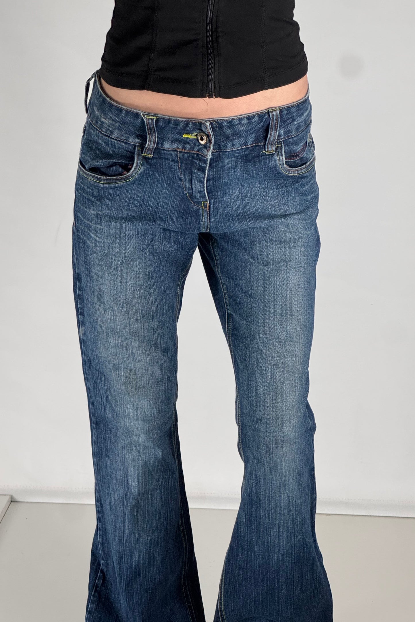 Utsvängda jeans stl: M