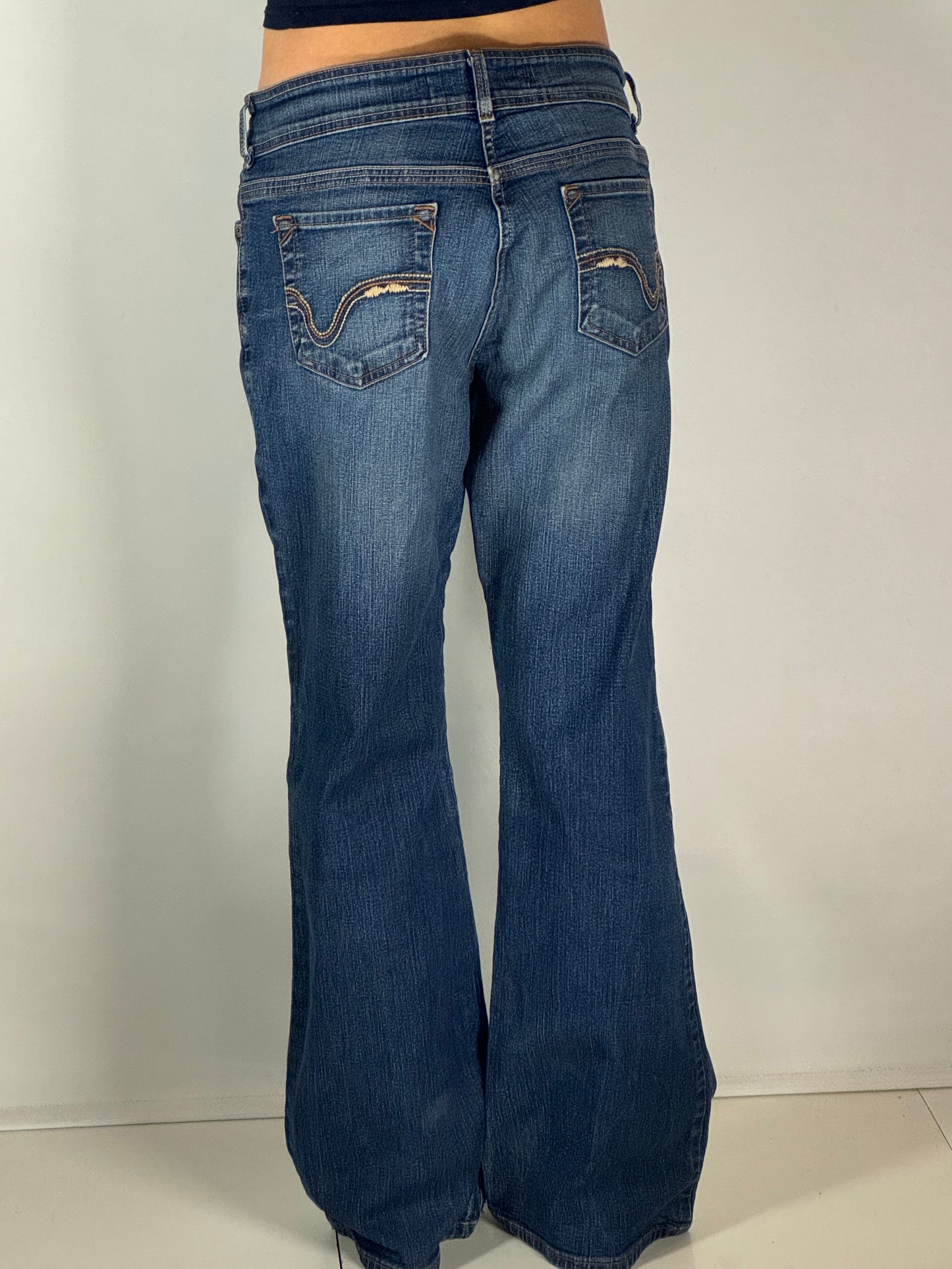 Utsvängda jeans stl: M