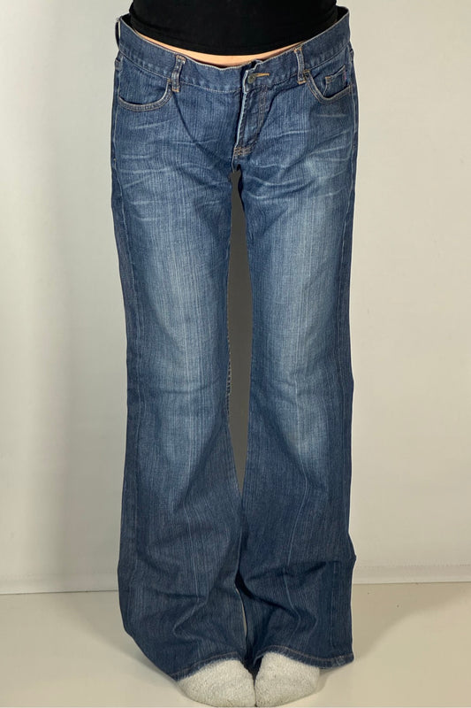 Utsvängda jeans stl: L