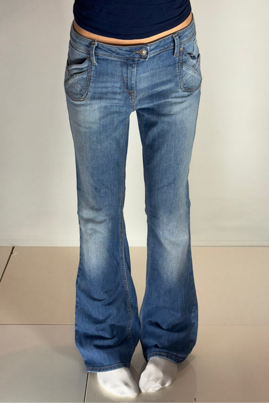 Utsvängda jeans stl: M