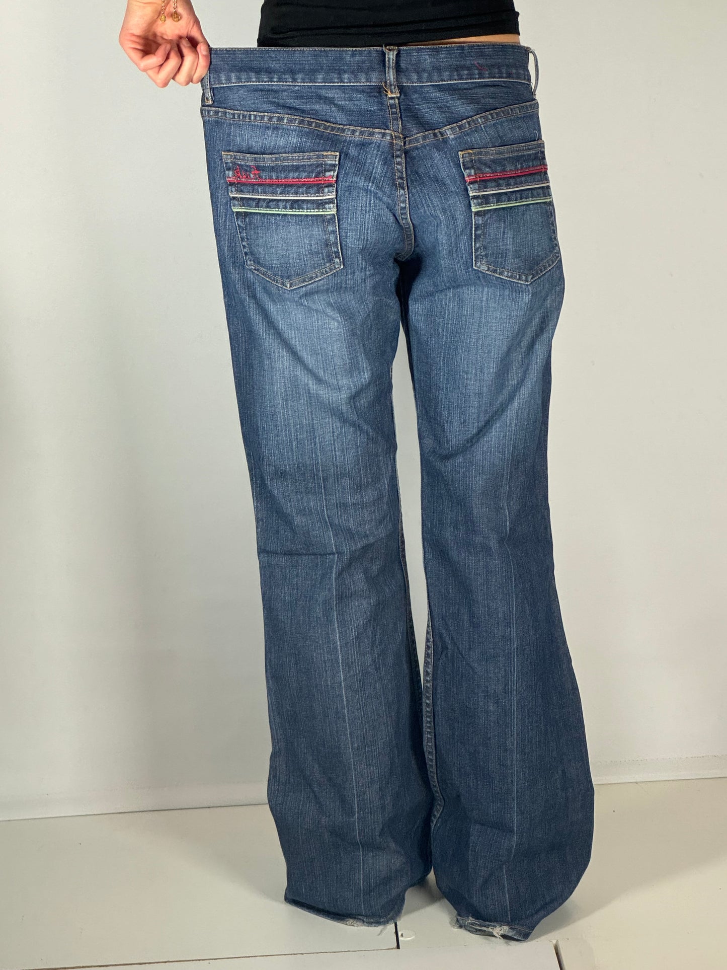 Utsvängda jeans stl: L