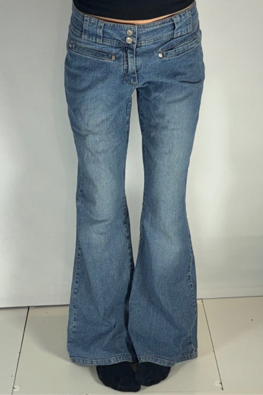 Utsvängda jeans stl: M