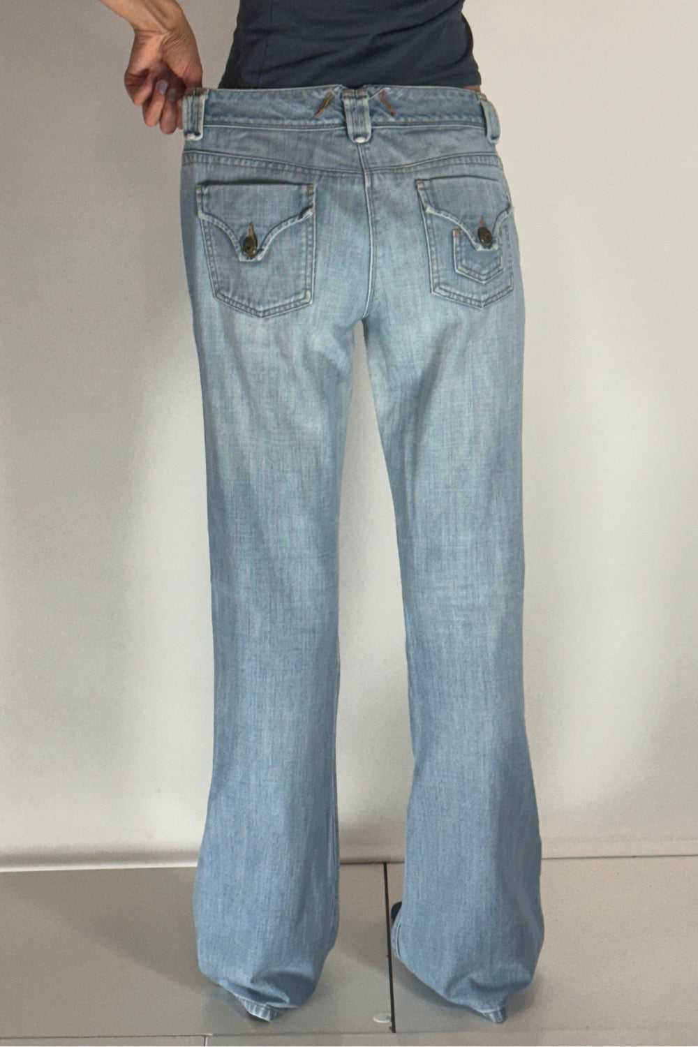 Utsvängda jeans–stl: M