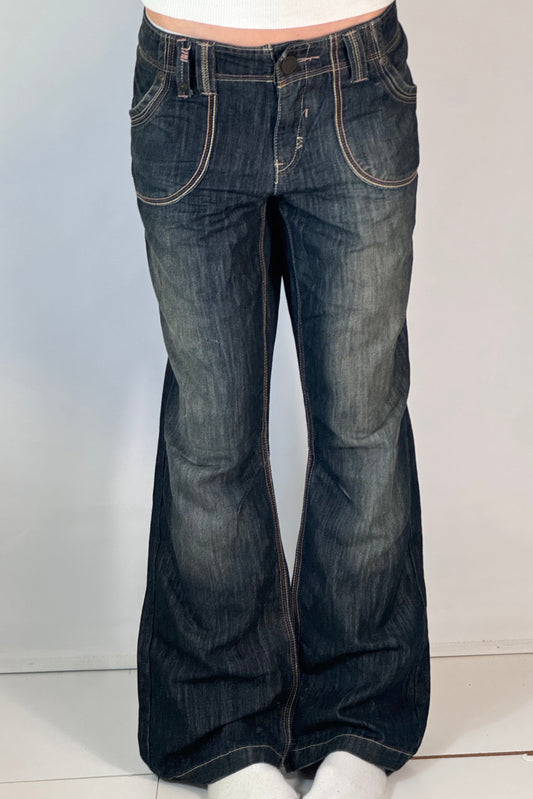 Utsvängda jeans stl: L