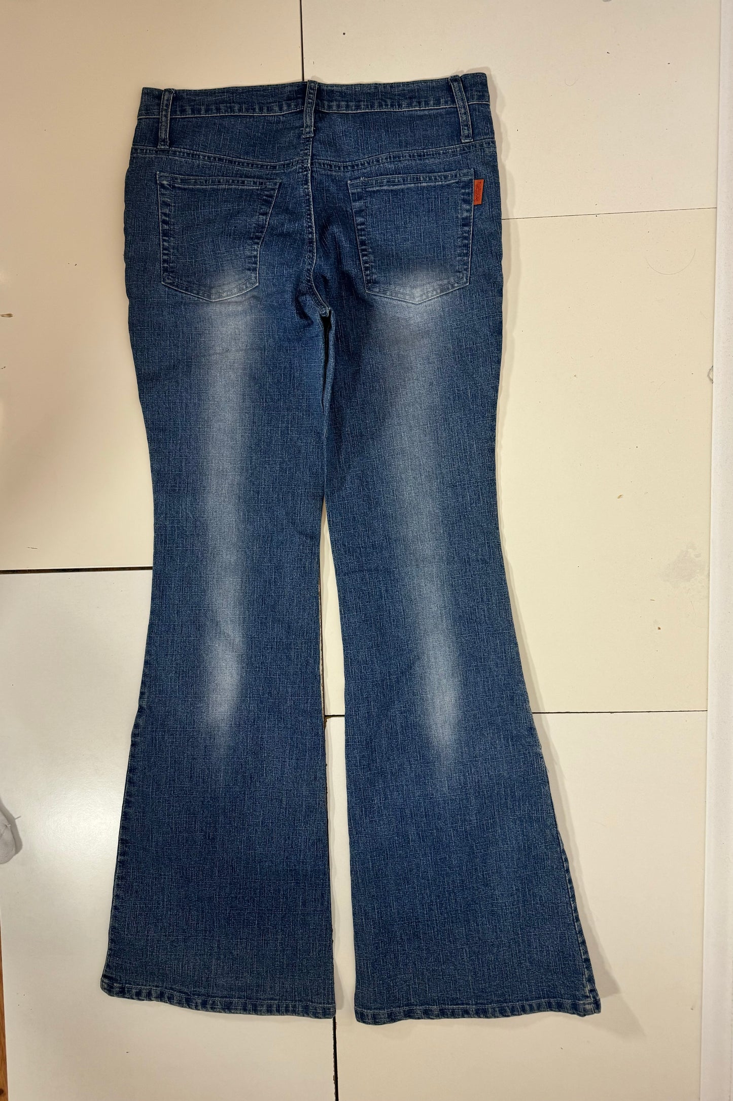 Utsvängda jeans stl: M