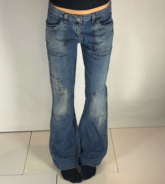 Utsvängda jeans–stl: M