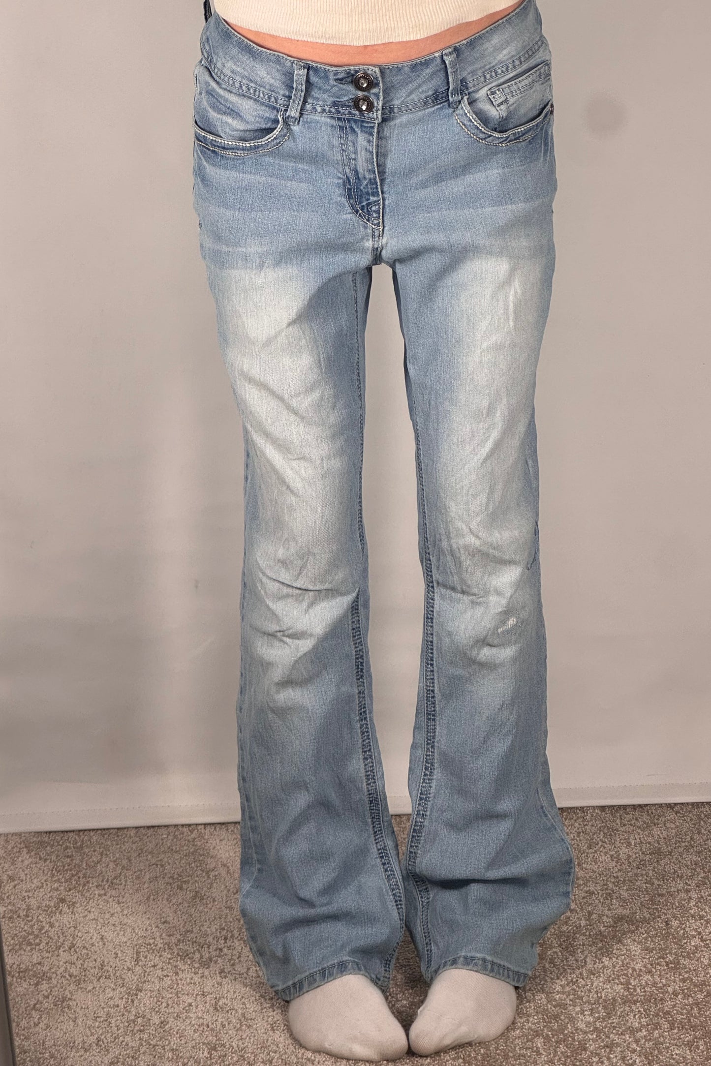 Utsvängda jeans stl: M