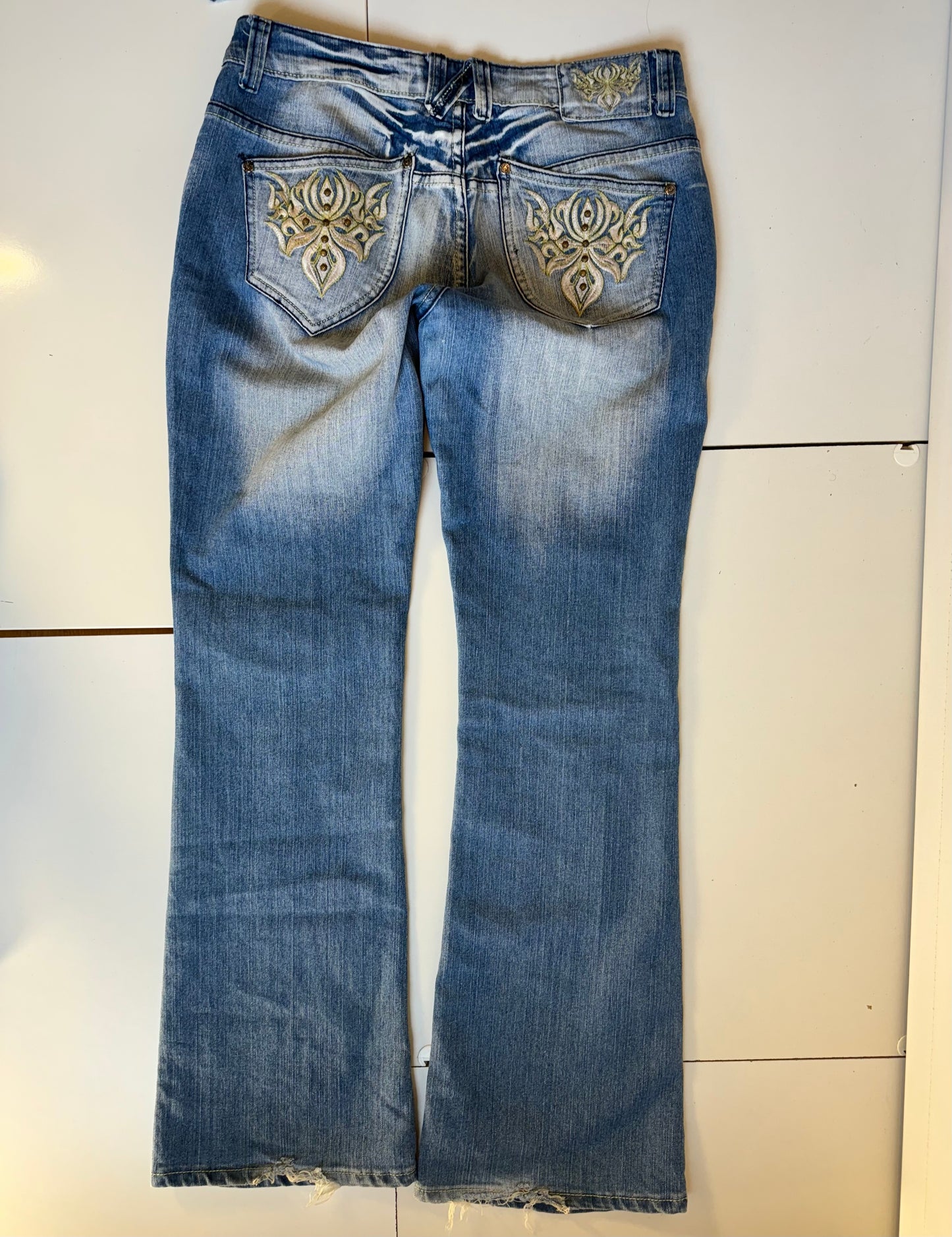 Utsvängda jeans–stl: M