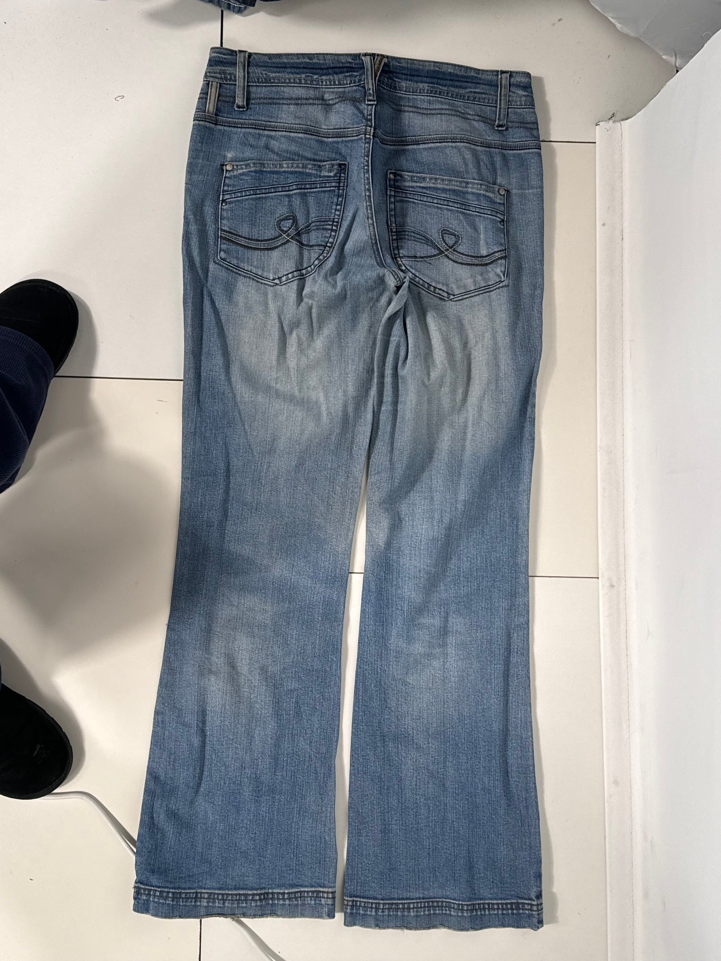 Utsvängda jeans stl: S