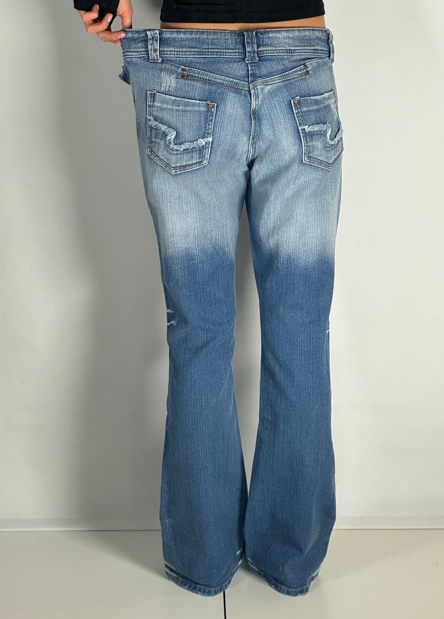 Utsvängda jeans stl: M