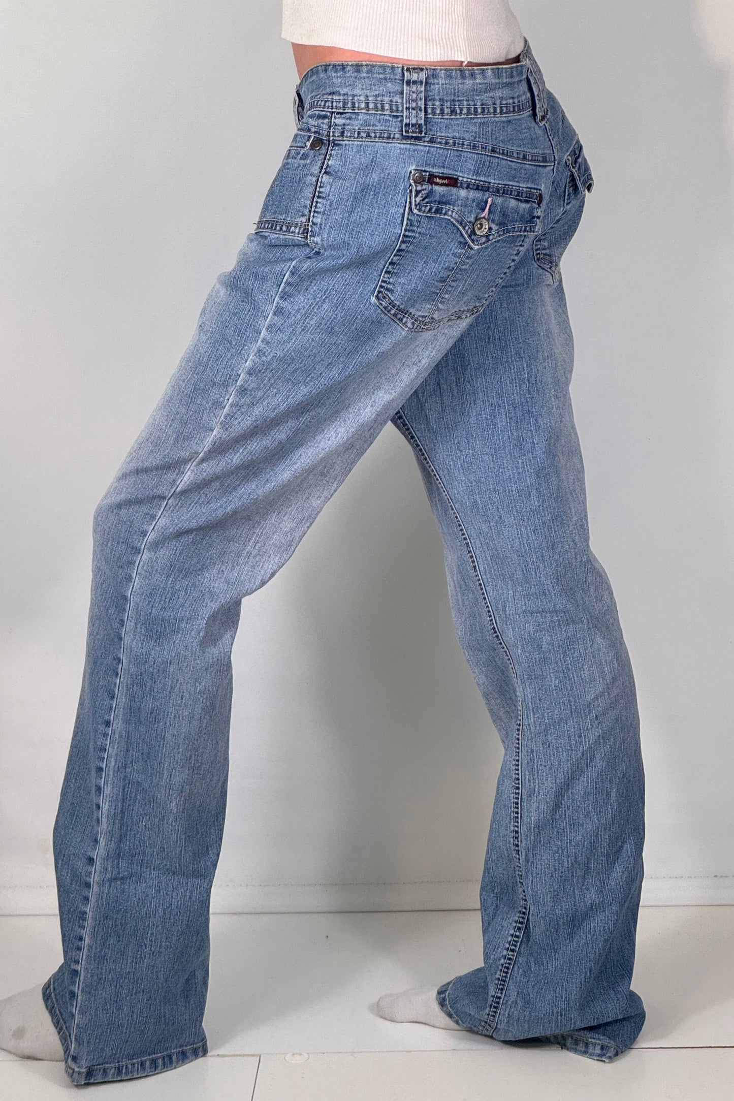 Utsvängda jeans stl: M
