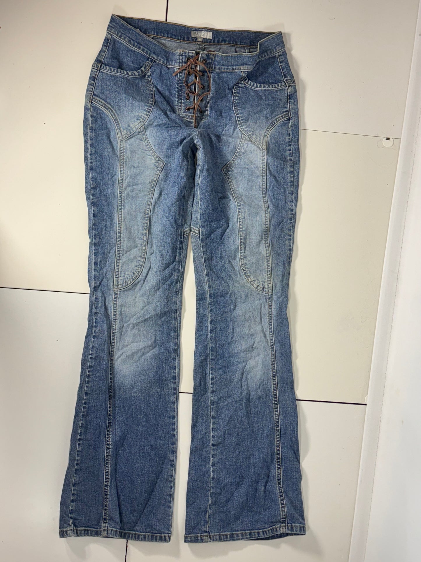 Utsvängda jeans stl: M