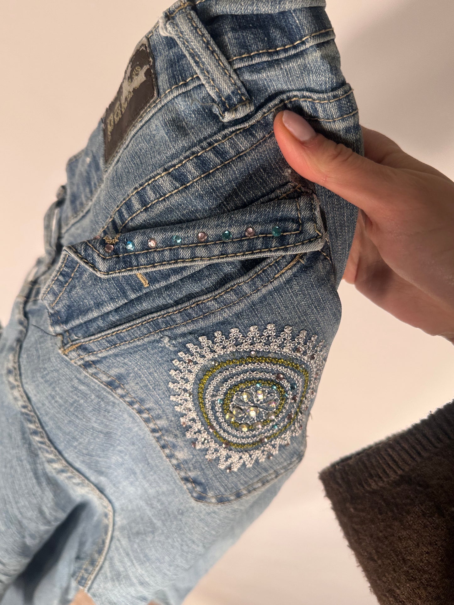 Utsvängda jeans stl: M