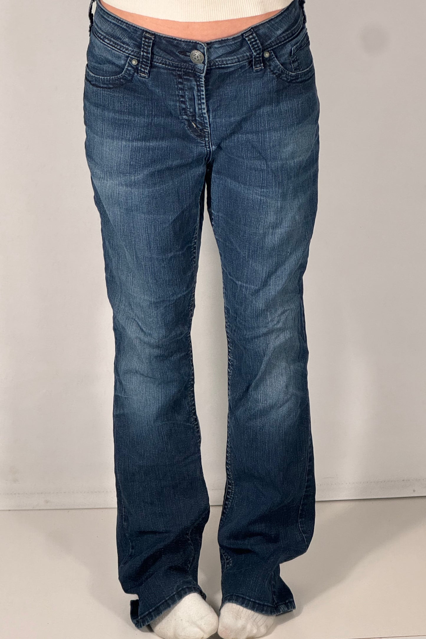 Utsvängda jeans stl: L