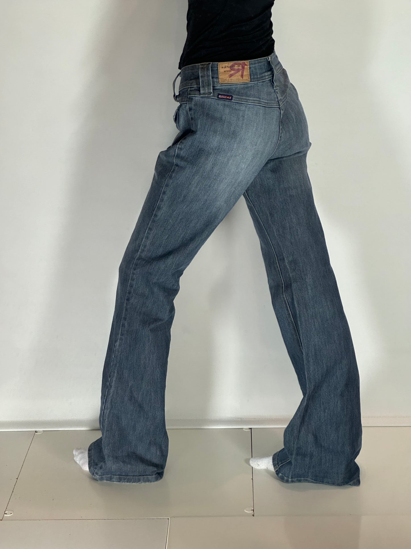 Utsvängda jeans–stl: M