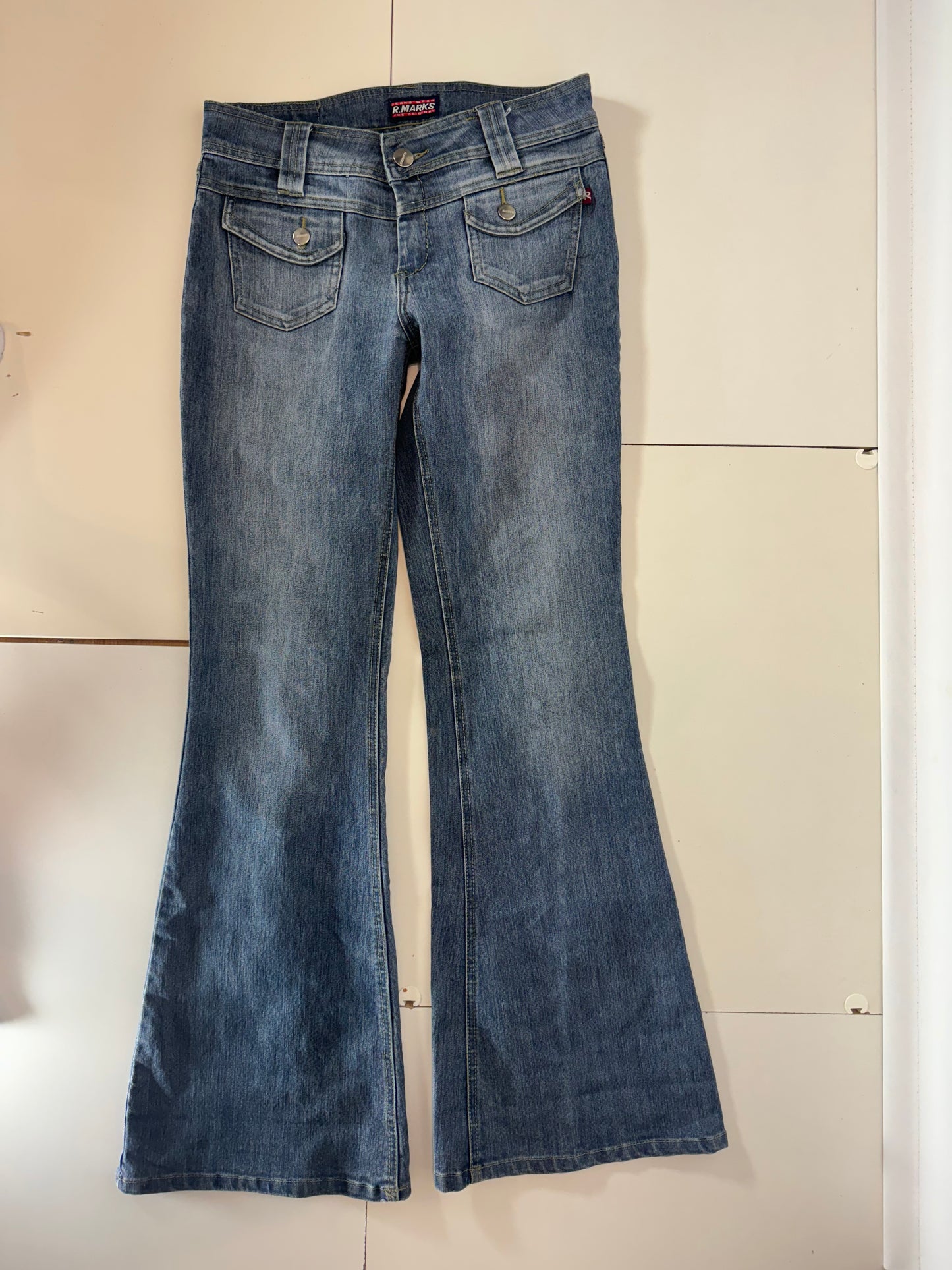 Utsvängda jeans–stl: M